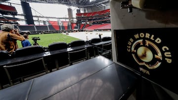 ATLANTA (United States), 09/06/2025.- A logo is displayed on a television screen as workers install the natural grass which will serve as the pitch for the FIFA Club World Cub soccer matches at Mercedes-Benz Stadium in Atlanta, Georgia, USA, 09 June 2025. The grass, scientifically designed for indoor stadiums, is a combination of Kentucky blue and perennial rye grasses. The first FIFA Club World Cup match at the stadium is Chelsea FC versus Los Angeles Football Club 16 June 2025. (Mundial de Fútbol) EFE/EPA/ERIK S. LESSER