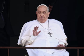 El Papa Francisco saluda durante su primera aparición pública en cinco semanas, el día en que será dado de alta del Hospital Gemelli, en Roma.