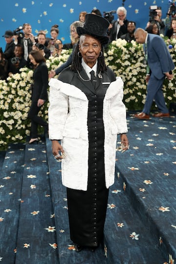Whoopi Goldberg posa en la alfombra roja de la MET Gala 2025.