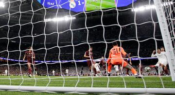 2-0. Jugadón del equipo de Ancelotti. Vinicius conecta con Rodrygo que asiste, con un caño a Khusanov, para el nueve del Real Madrid. El francés controla, recorta a Gvardiol y bate a Emerson con un derechazo.
