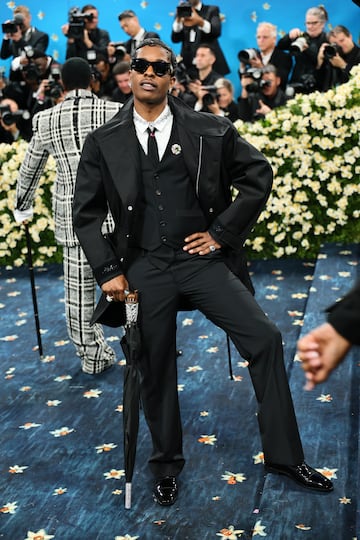 A$AP Rocky posa en la alfombra roja de la MET Gala 2025.