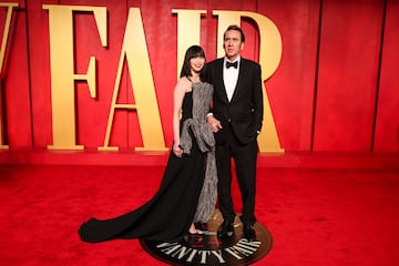 La historia de Nicolas Cage y Riko Shibata comenzó en 2019, cuando se conocieron en Kioto, Japón, mientras el actor trabajaba en el rodaje de Prisoners of the Ghostland. A pesar de que los separan 30 años, su conexión fue instantánea, y en 2021, sellaron su amor con una boda íntima en Las Vegas, celebrada en honor al cumpleaños del fallecido padre de Cage.
Riko, originaria de Japón, ha mantenido un bajo perfil, sin involucrarse en el mundo del espectáculo ni en las redes sociales. Su relación con Cage ha sido poco convencional, ya que, debido a la distancia, gran parte de su comunicación se desarrolló de manera virtual. De hecho, el actor le propuso matrimonio a través de FaceTime, enviándole un anillo con diamantes negros, su tono favorito.
En 2022, la pareja recibió a su primera hija, August Francesca, consolidando su vínculo aún más. Cage ha mencionado en varias entrevistas lo feliz que se siente en esta nueva etapa de su vida, disfrutando de su matrimonio y la paternidad.