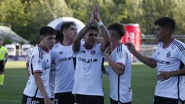 El jugador de Colo Colo, Erick Wiemberg, celebra su gol contra Curicó Unido durante el partido de Primera División disputado en el estadio La Granja.