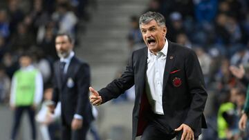 José Luis Mendilibar da instrucciones a sus jugadores durante el Oporto-Olympiacos de la séptima jornada de la fase liga de la Europa League.