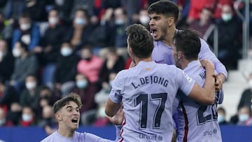 Soccer Football - LaLiga - Osasuna v FC Barcelona - El Sadar Stadium, Pamplona, Spain - December 12, 2021 FC Barcelona's Nico Gonzalez celebrates scoring their first goal with teammates REUTERS/Vincent West