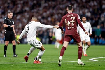3-0. El nueve del Real Madrid encara a su marcador al borde del área, se va y con la izquierda, lanza un disparo raso, al palo largo de Emerson, para anotar el tercero en su cuenta goleadora.