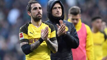 Alcacer aplaude a su afición tras el empate (2-2) contra el Werder Bremen