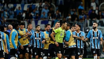 Duro golpe para Alexander Aravena: gol anulado y eliminado