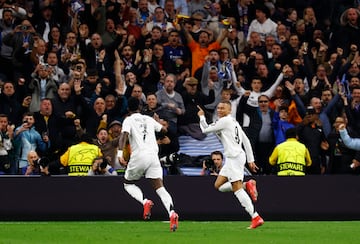 1-0. Kylian Mbappé celebra con Vinicius el primer gol.