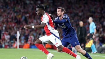 LONDON (United Kingdom), 29/04/2025.- Bukayo Saka (L) of Arsenal in action against Fabian Ruiz of PSG during the UEFA Champions League semi-finals, 1st leg soccer match between Arsenal FC and Paris Saint-Germain, in London, Britain, 29 April 2025. (Liga de Campeones, Reino Unido, Londres) EFE/EPA/NEIL HALL