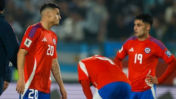Futbol, Chile vs Argentina.
Eliminatorias al mundial de la Fifa 2026.
El jugador de la seleccion chilena Lucas Cepeda, izquierda, se lamenta tras un partido clasificatorio al mundial de 2026 contra Argentina disputado en el estadio Nacional de Santiago, Chile.
05/06/2025
Andres Pina/Photosport
Football, Chile vs Argentina.
2026 FIfa World Cup qualifiers.
Chile’s player Lucas Cepeda, left, reacts after a 2026 Fifa World Cup qualifier match against Argentina at the National stadium in Santiago, Chile.
05/06/2025
Andres Pina/Photosport
