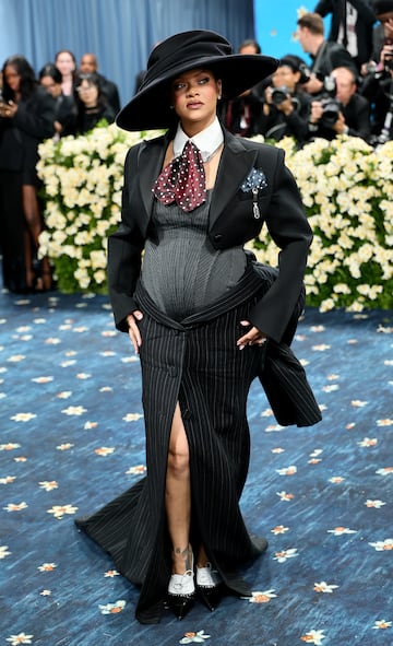 Rihanna posa en la alfombra roja de la MET Gala 2025.