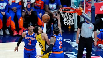 INDIANAPOLIS (United States), 28/05/2025.- Indiana Pacers guard Tyrese Halliburton (C) takes a shot against New York Knicks guard Miles McBride (R) during the second half of game four of the NBA Eastern Conference finals between the Indiana Pacers and the New York Knicks at the Gainbridge Fieldhouse in Indianapolis, Indiana, USA, 27 May 2025. (Baloncesto, Nueva York) EFE/EPA/BRIAN SPURLOCK SHUTTERSTOCK OUT