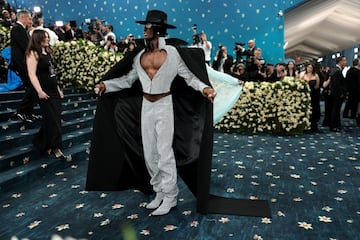 Alton Mason, posando a su llegada a la MET Gala 2025.