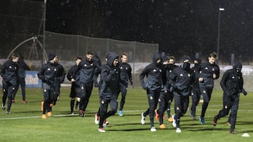 Entrenamiento de la Real ayer en suelo austriaco bajo un intenso frío.